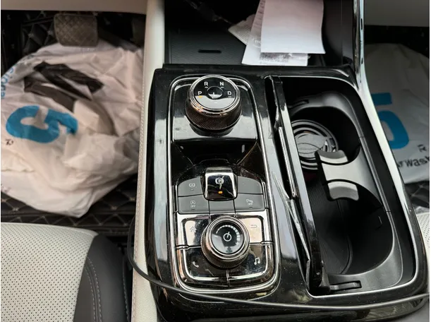 Car image 18