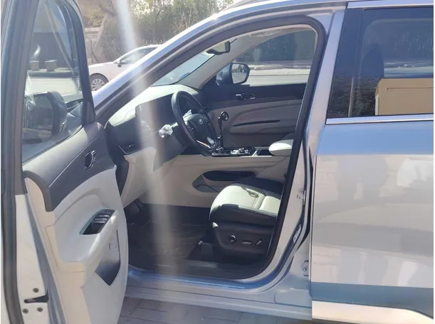 Car image 14