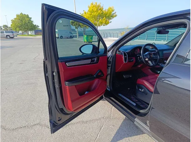 Car image 12