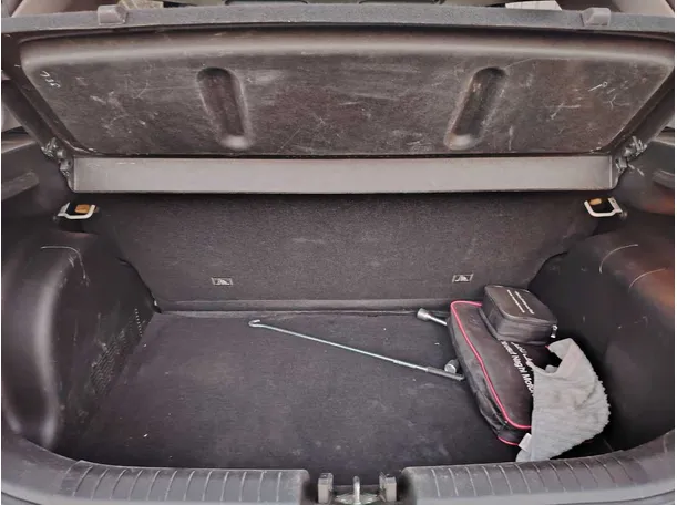 Car image 26
