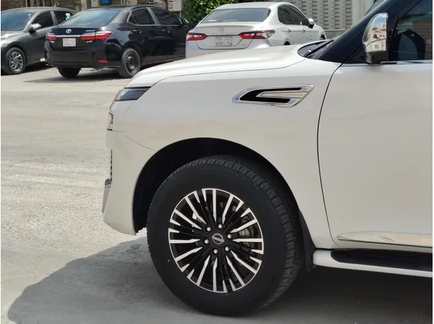 Car image 9