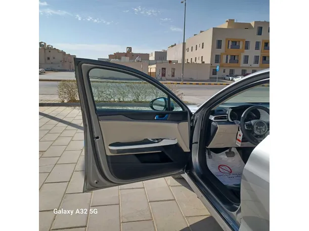 Car image 10