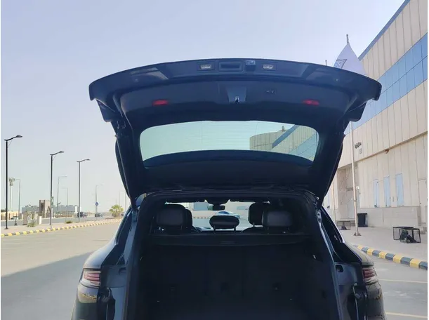 Car image 26