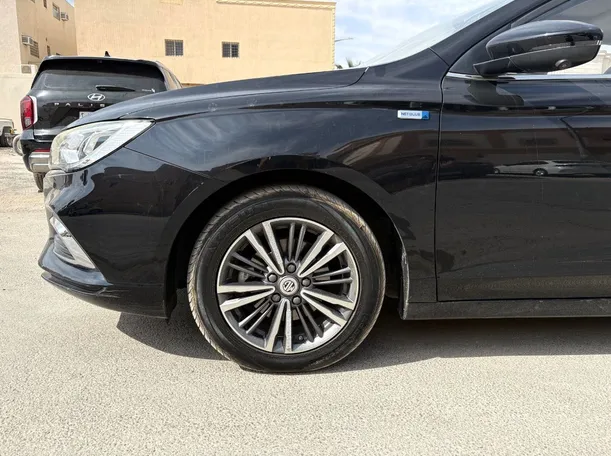 Car image 9