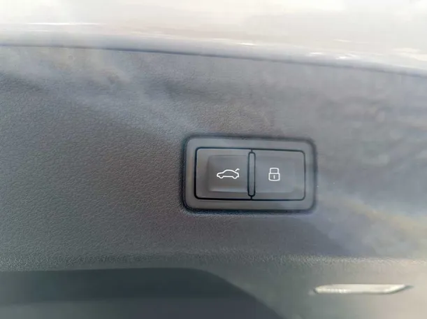 Car image 32
