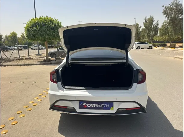 Car image 19