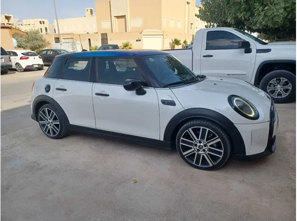 Car image 4