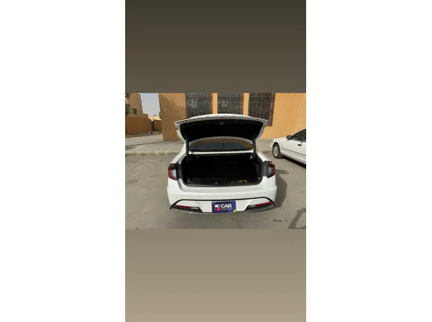 Car image 19