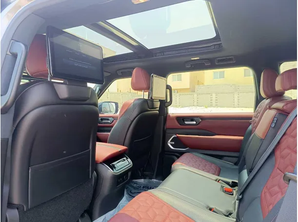 Car image 19
