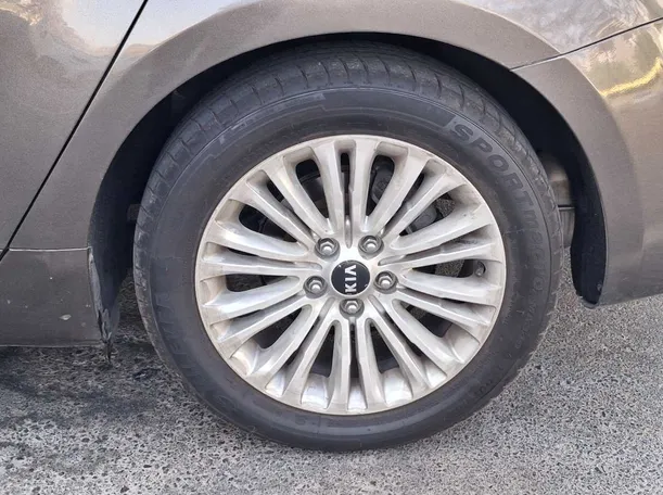 Car image 6