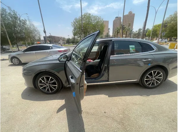 Car image 12