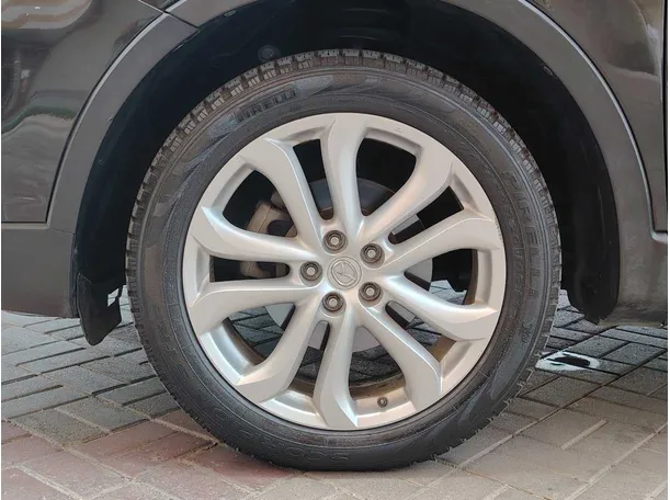 Car image 10