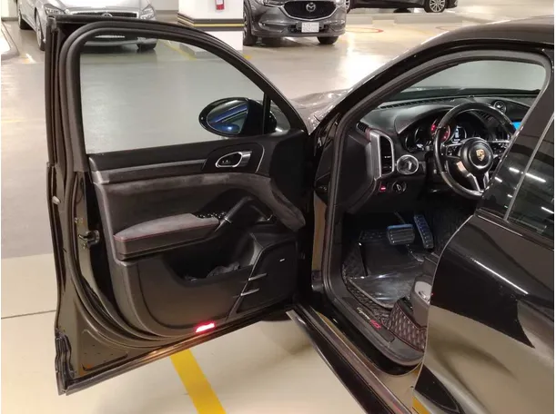 Car image 8