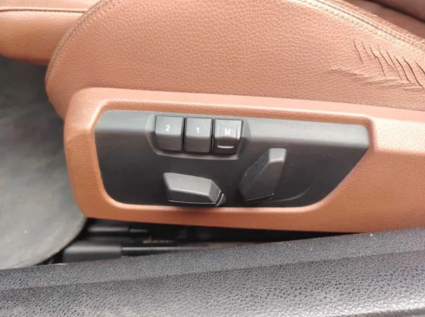 Car image 26