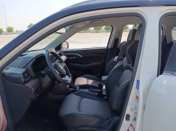 Car image 12