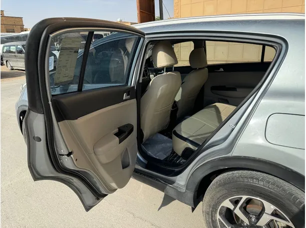 Car image 12