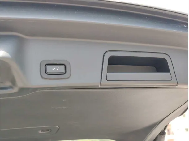 Car image 32