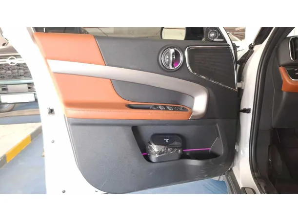 Car image 10