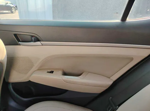 Car image 30