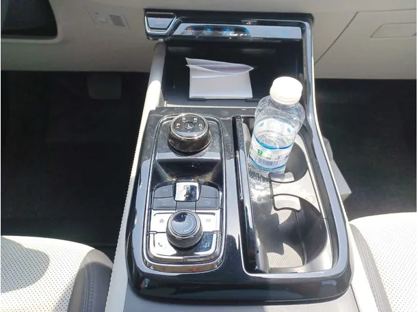 Car image 14