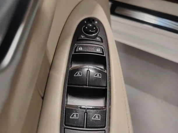 Car image 29