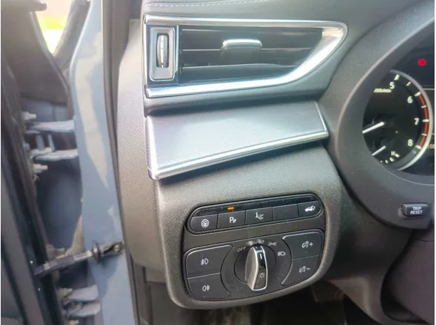 Car image 38