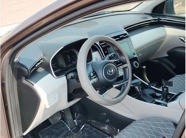 Car image 12