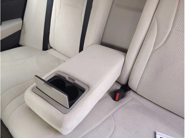 Car image 30