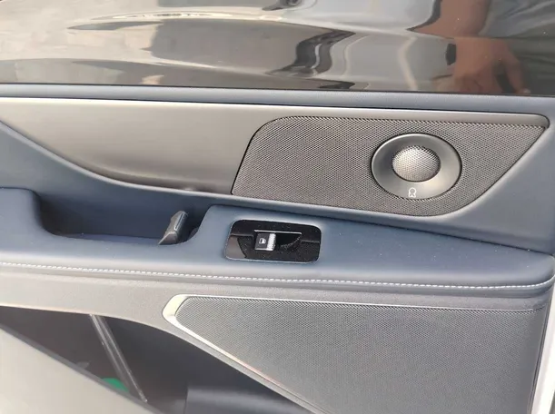 Car image 25