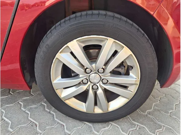 Car image 9