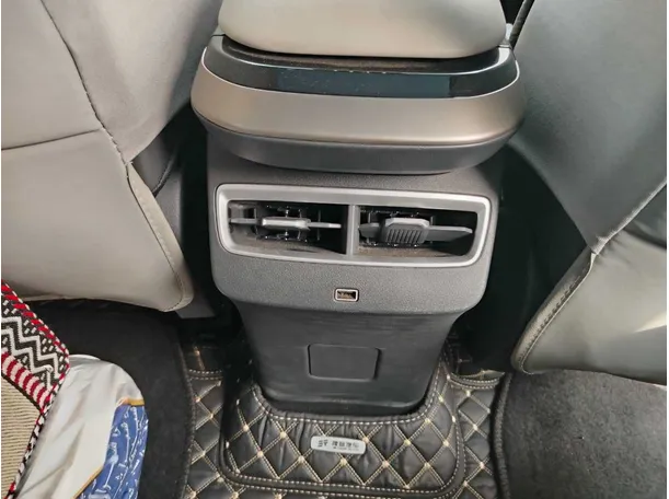 Car image 27