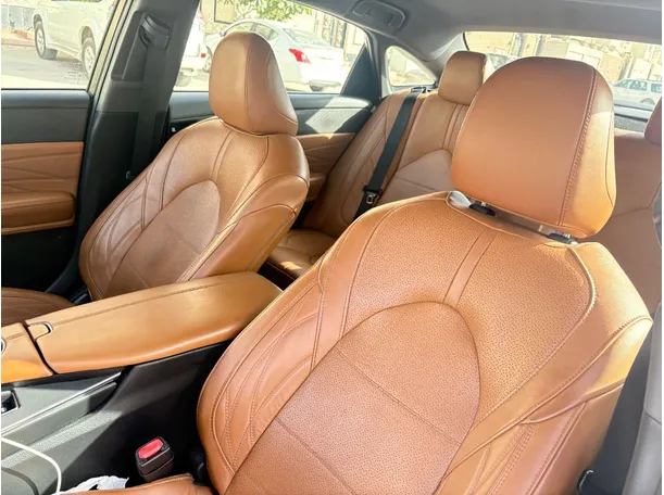 Car image 12