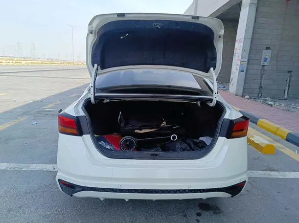 Car image 25