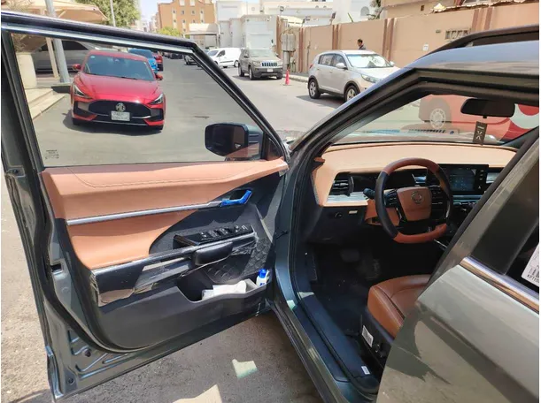 Car image 12