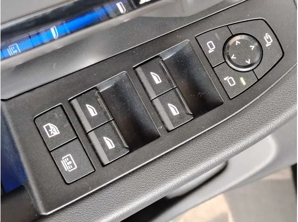 Car image 30