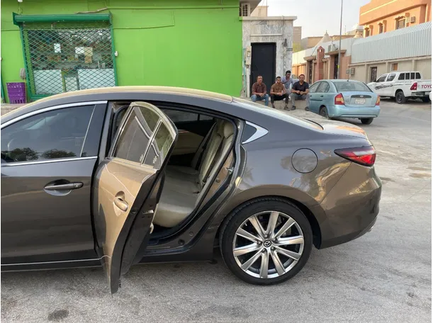 Car image 15