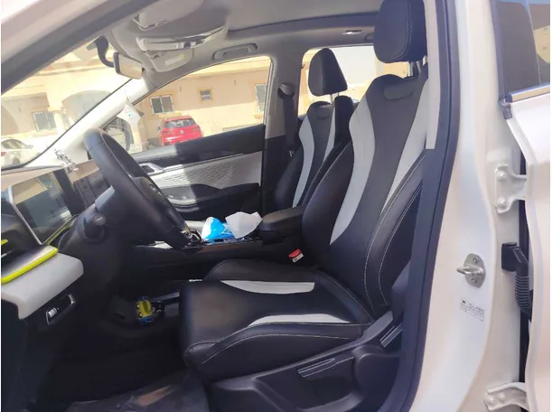 Car image 12