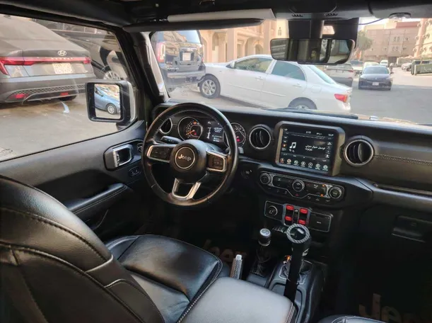 Car image 18