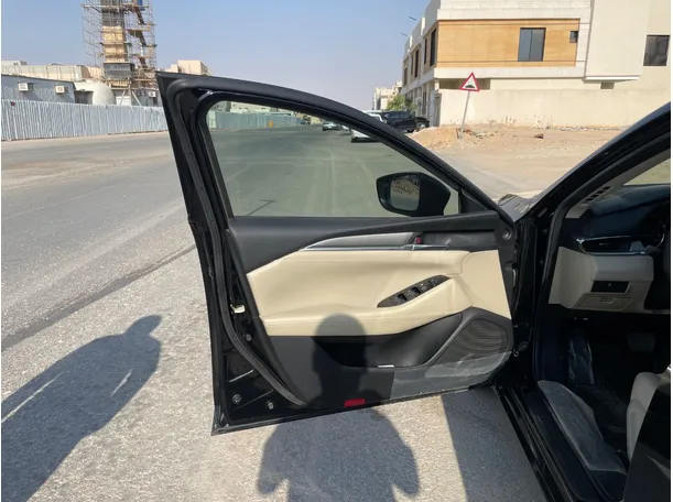 Car image 10
