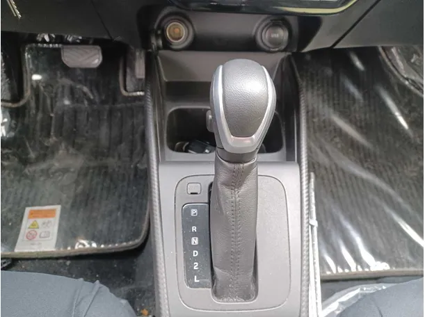 Car image 14