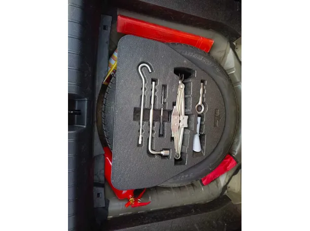 Car image 26