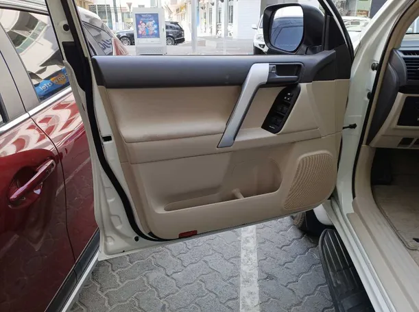 Car image 9