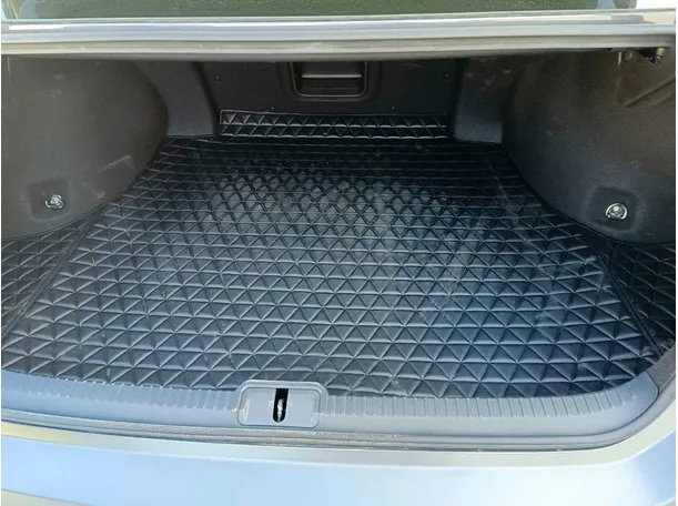 Car image 32