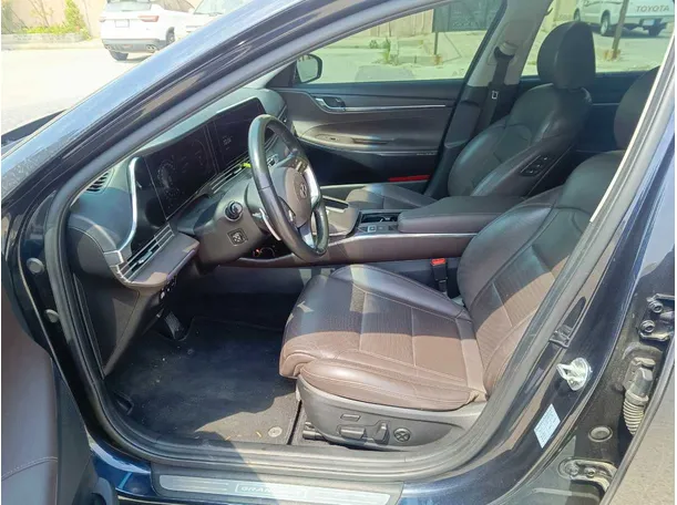 Car image 14