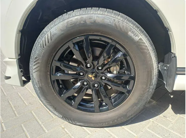 Car image 9