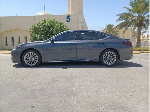Car image 8