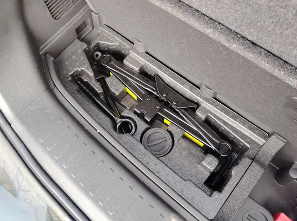 Car image 30
