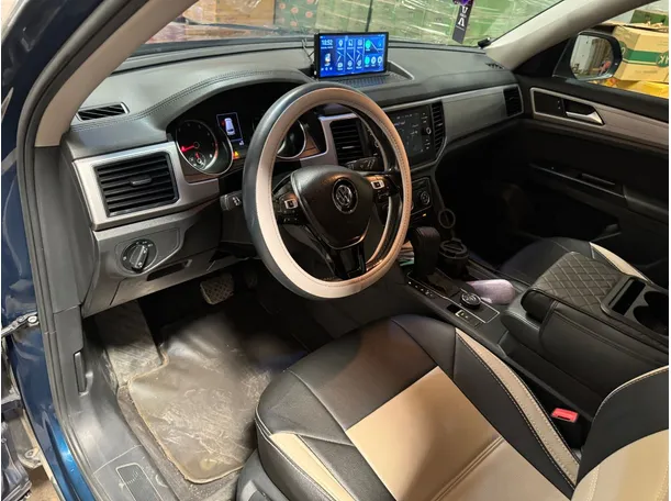 Car image 13