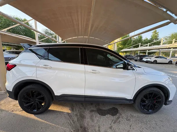 Car image 4