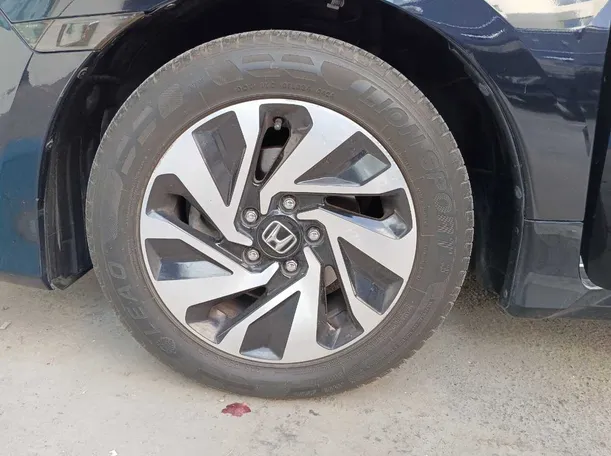Car image 9